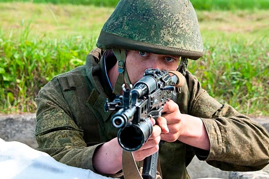 Видео с камеры солдата. Военный стрелок. Солдат стреляет. Солдат с автоматом. Солдат целится.