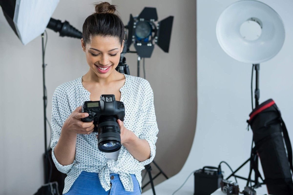 зеркальные фотоаппараты для начинающих фотографов. девушка с фотоаппаратом в студии. 8. снимки начинающих фотографов. фотокурсы для начинающих фотографов.