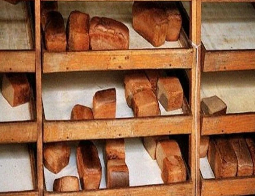 ценники на хлеб. хлеб в магазине. хлебные карточки блокадного ленинграда. хлеб стоил в 80 года. лавка германа стерлигова в москве.