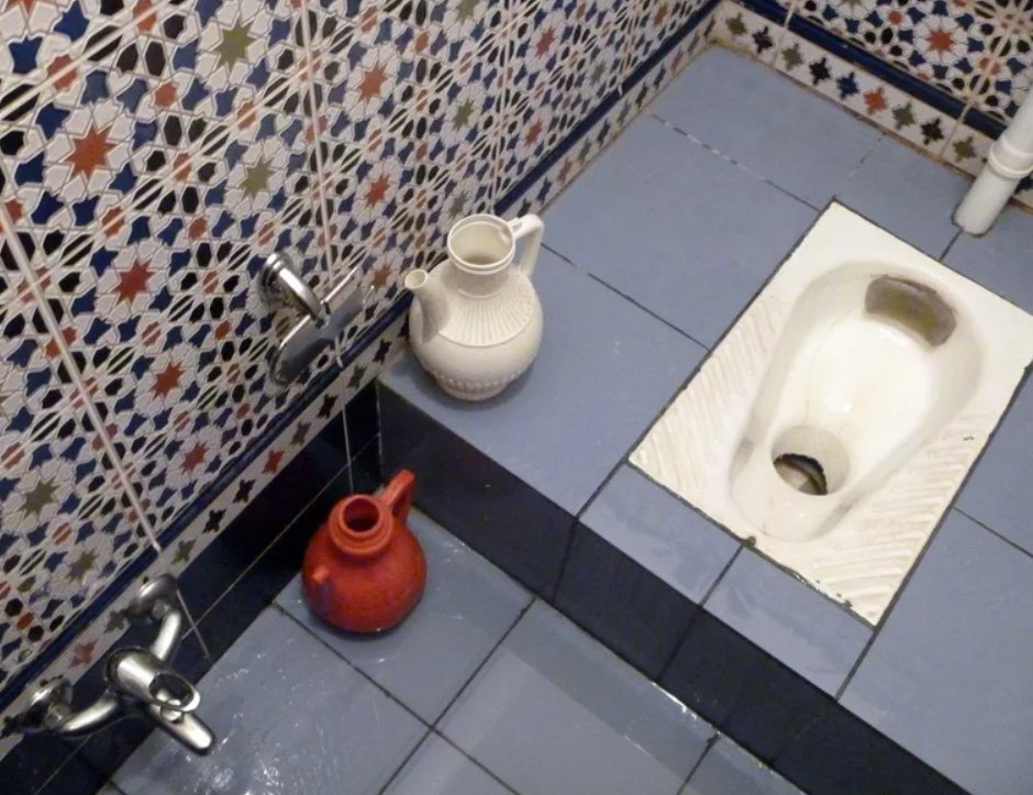 Зачем подмываться. Турецкий унитаз чаша Генуя. Унитаз для мусульман. Кувшин для туалета. Кувшин для подмывания в туалете.