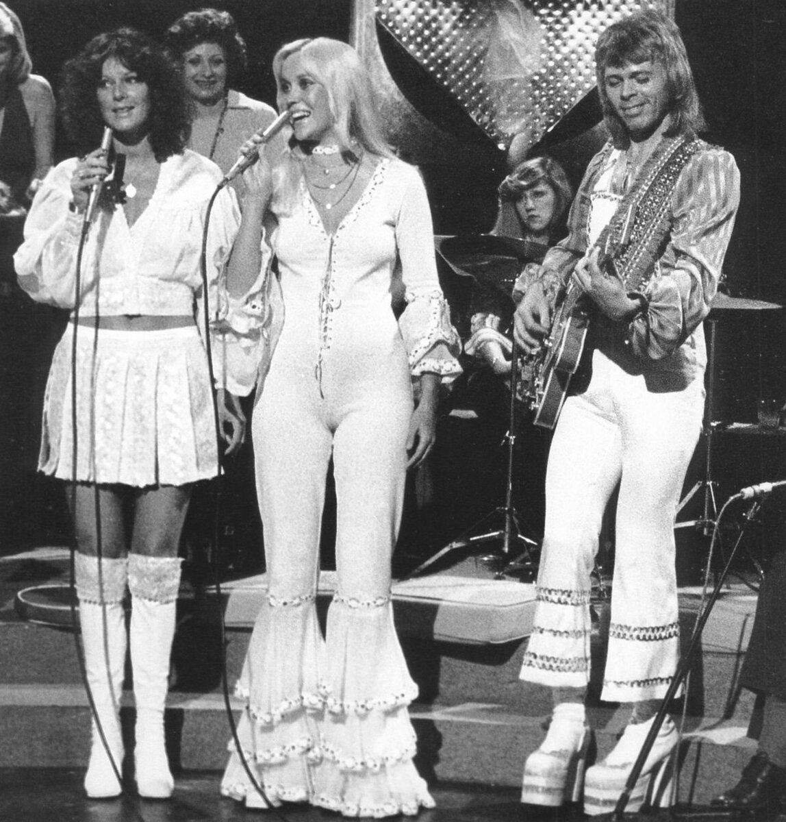 Abba солистки. Абба Фрида 1975. Авва 1975. ABBA Агнета белый комбинезон. Абба Агнета в мини.