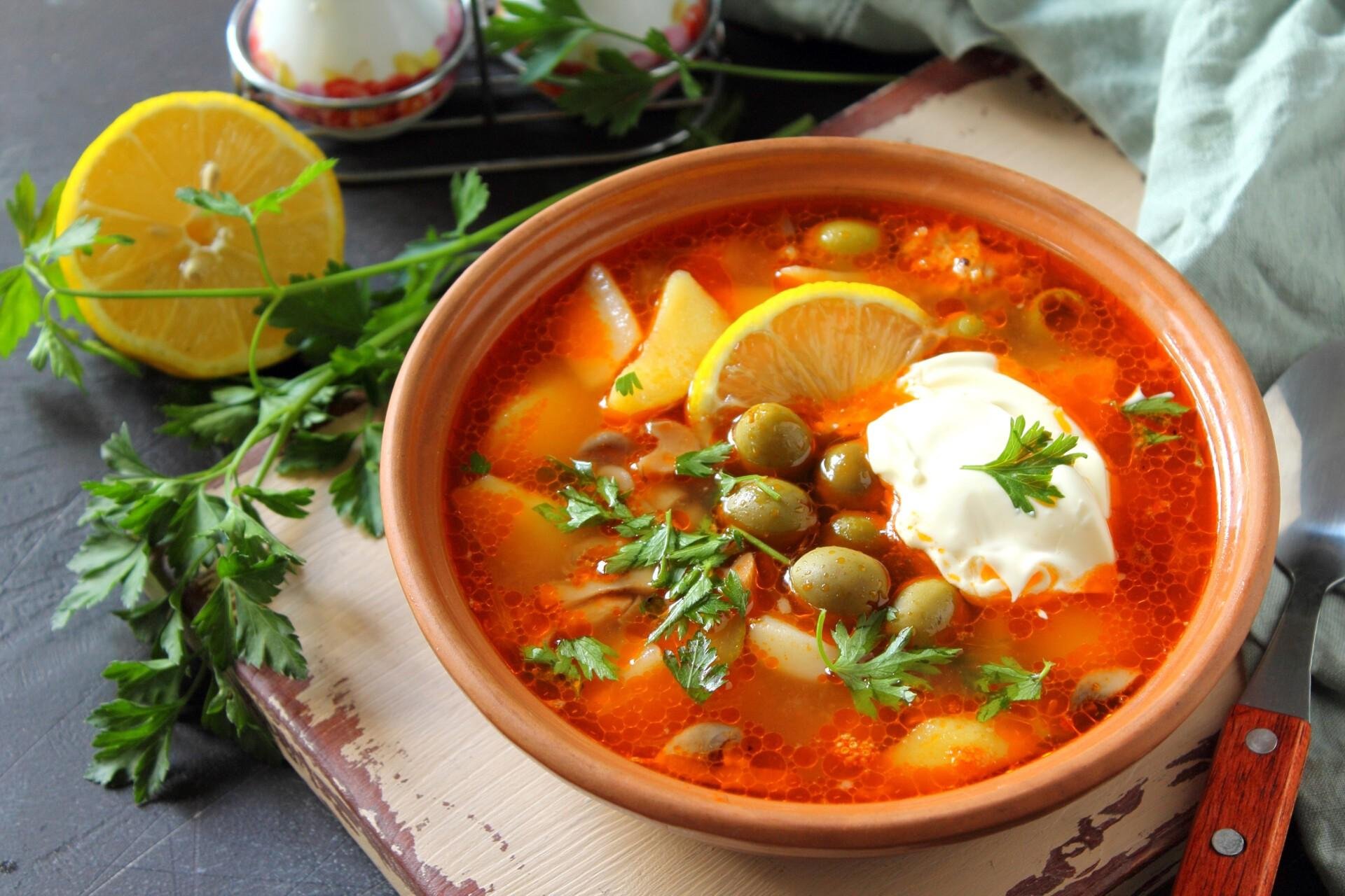 Солянка рецепт классическая мясная. Суп солянка сборная суп солянка сборная. Солянка сборная мясная. Суп солянка мясная. Солянка сборная мясная классическая.