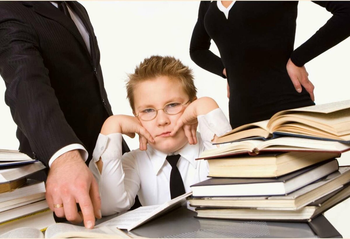 Обучение без ошибок. Обучение без ошибок. Первоклассник и учитель. Мама делает уроки с ребенком. Ученик.