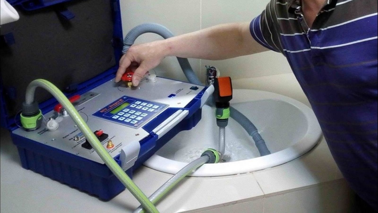 прибор для поверки счетчиков воды на дому. прибор для поверки счетчиков воды. проверка счетчиков. прибор для проверки счетчика воды без снятия. поверка водяных счетчиков на дому.