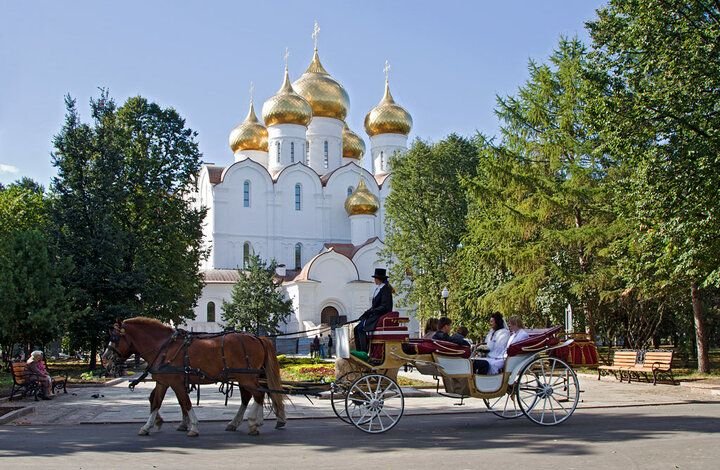 Кадышева у церкви текст. Карета у церкви. У церкви стояла карета фото. У церкви стояла. Картина у церкви стояла карета.