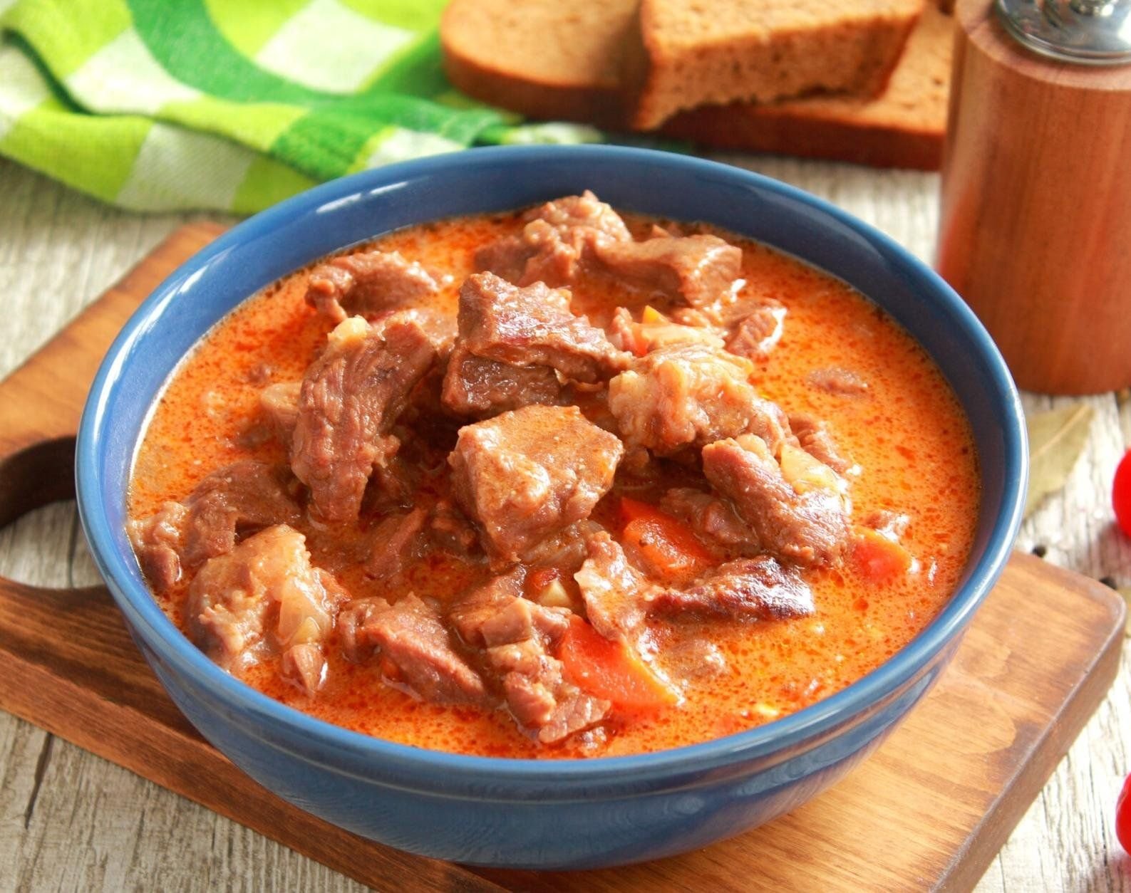 говяжья голяшка тушеная в овощах. гуляш из говядины с макаронами. тушеный гуляш мясом. сегединский гуляш. говядина по венгерски.