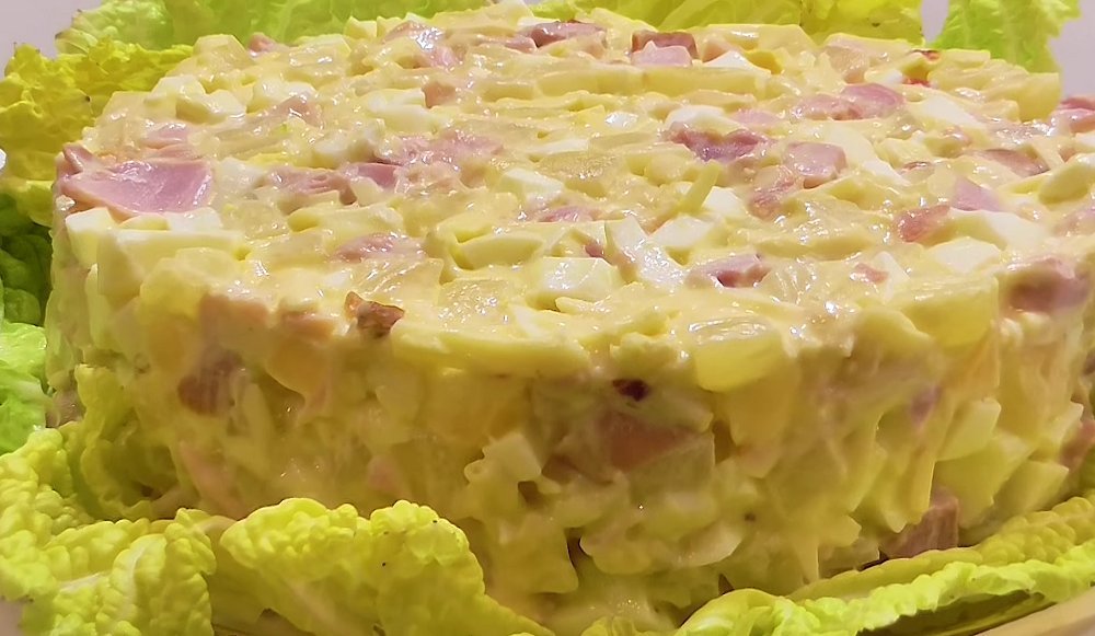 Салат оливье с курицей и ананасами