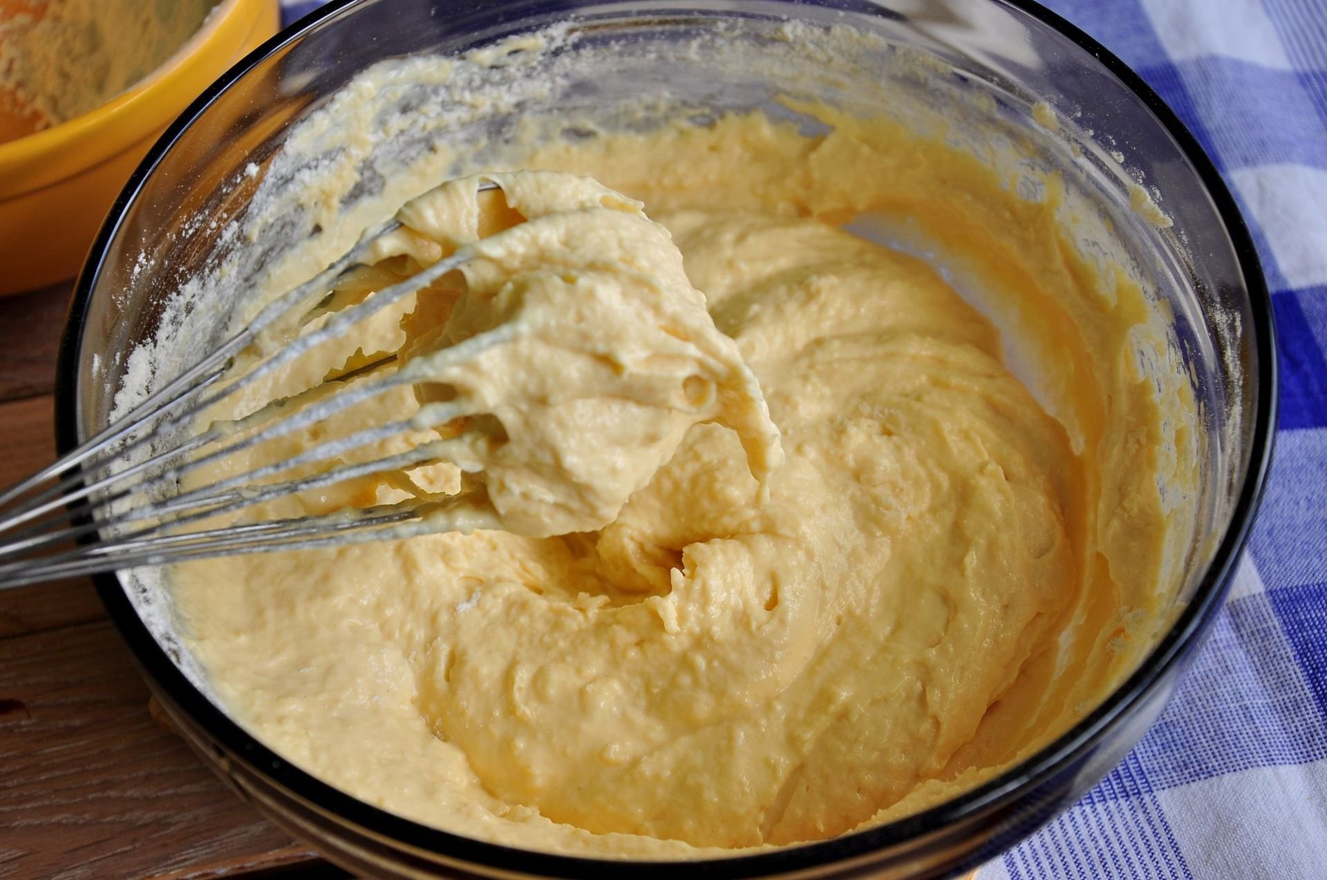 Тесто на воде для пирожков на сковороде. Замес дрожжевого теста. Густое тесто. Слегка густое тесто. Густое тесто это как.