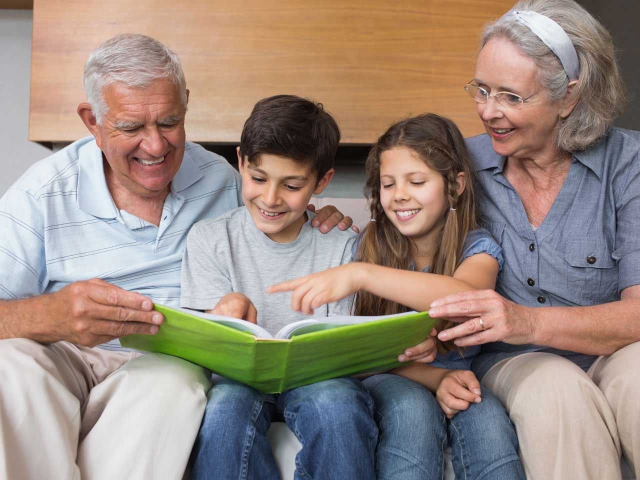 Самый старший в семье. Дедушка с внуками. Пожилые люди. Самый старший в семье. Счастливая семья с бабушкой и дедушкой.