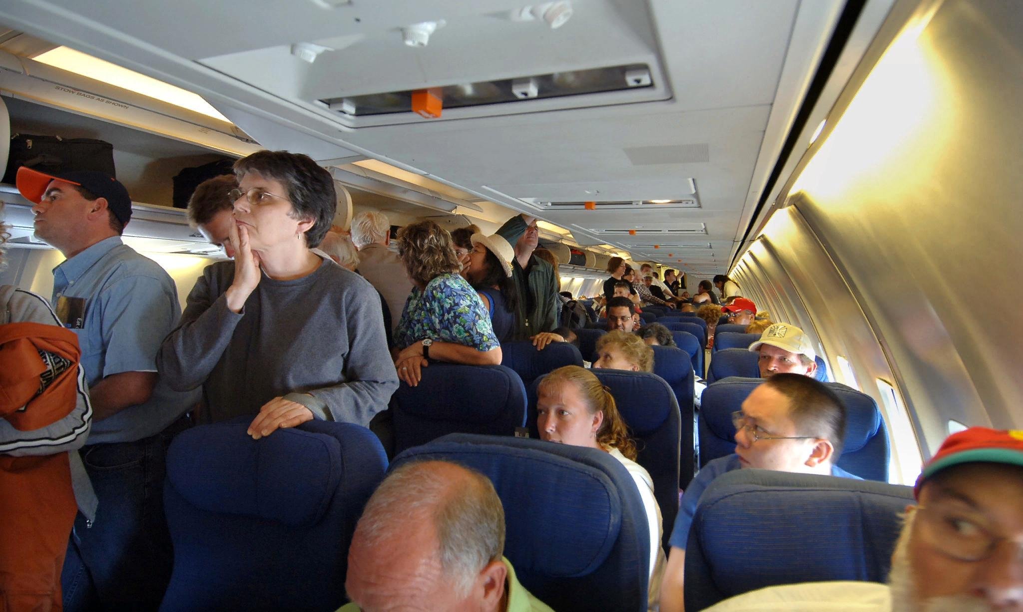Посадка людей в самолет. Салонтсамолета с пассажипраи. Самолет с пассажиром. Салон самолета с пассажирами. Салон самолета с людьми.