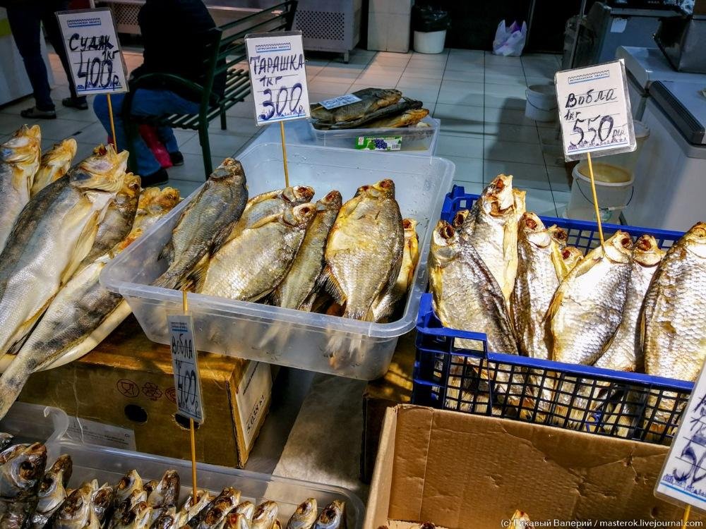 Рыба в астрахани есть. Рыбный рынок в Астрахани. Астрахань рыба рынок. Рыбный рынок Астрахань туркменка. Сом Астрахань рыбный рынок.