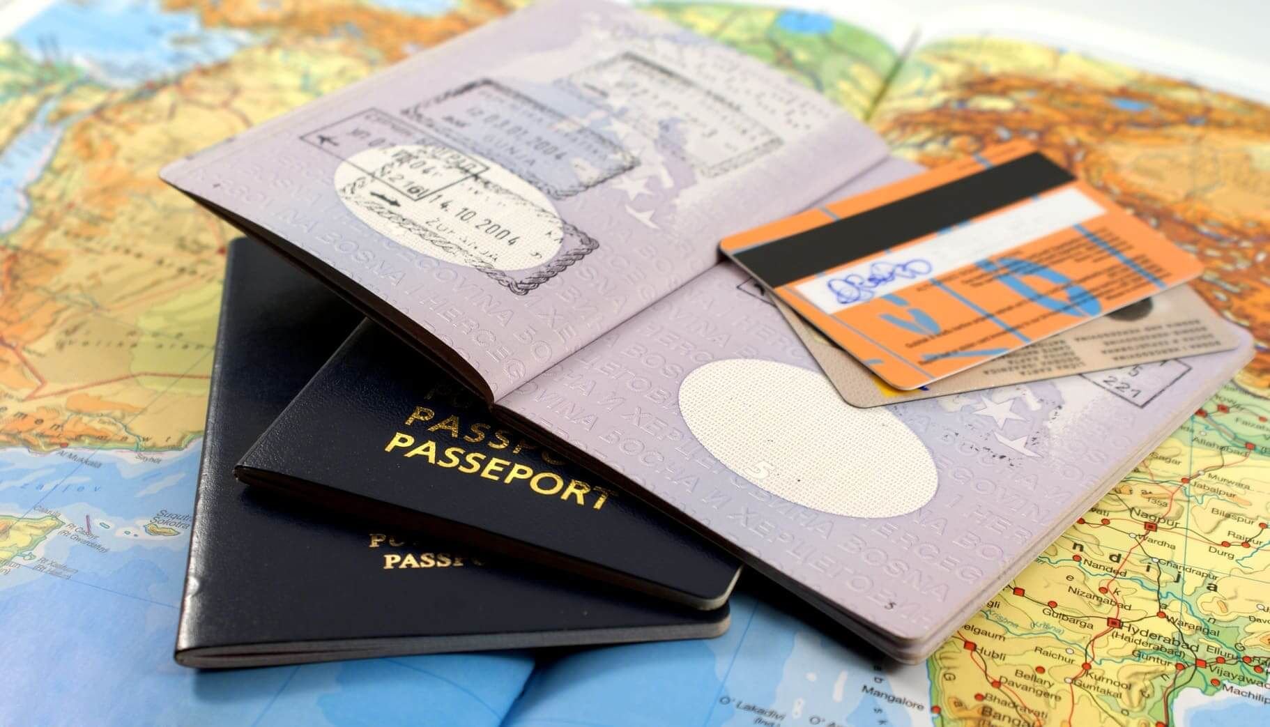 Виза заграницу. Документы для путешествия. Туристические формальности. Банковская карта для путешествий. Пакет для документов в путешествии.