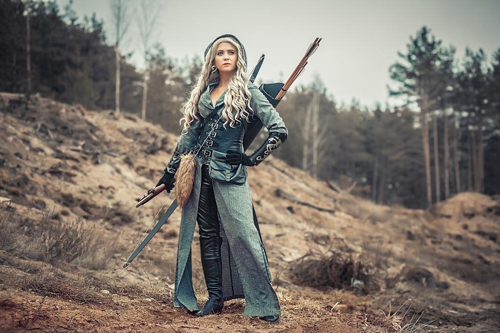 Хелена бертинелли 2020. Охотница s класса. White huntress. Женщина охотница. Девушка с луком и стрелами.