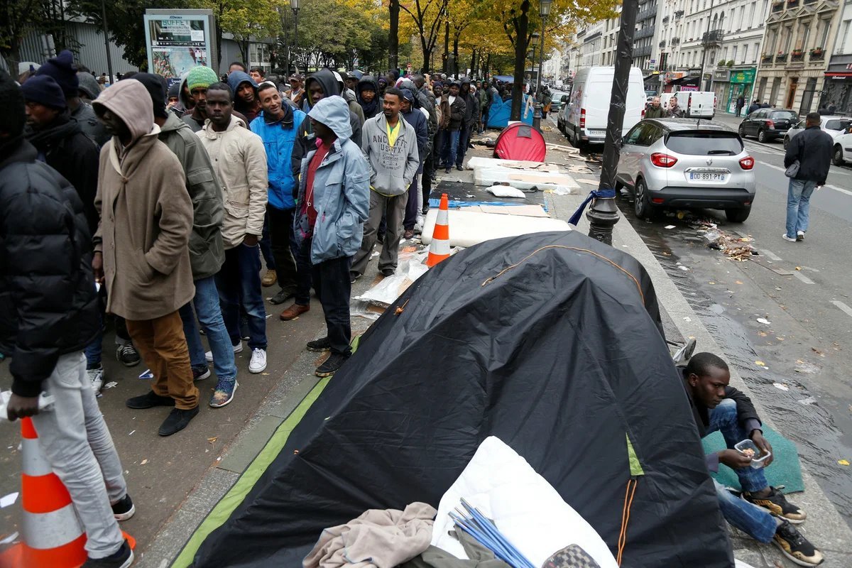 Как живут эмигранты. Париж улицы эмигранты. Эмигранты в Париже. Беженцы в Париже.