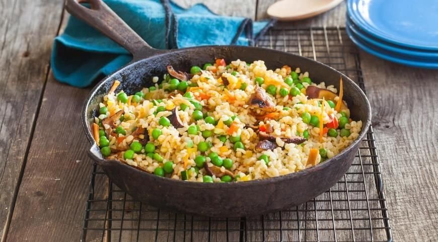 Булгур с мясом на сковороде. Булгур с овощами. Булгур с грибами и овощами. Блюда из булгура с овощами. Рис с овощами по-турецки.