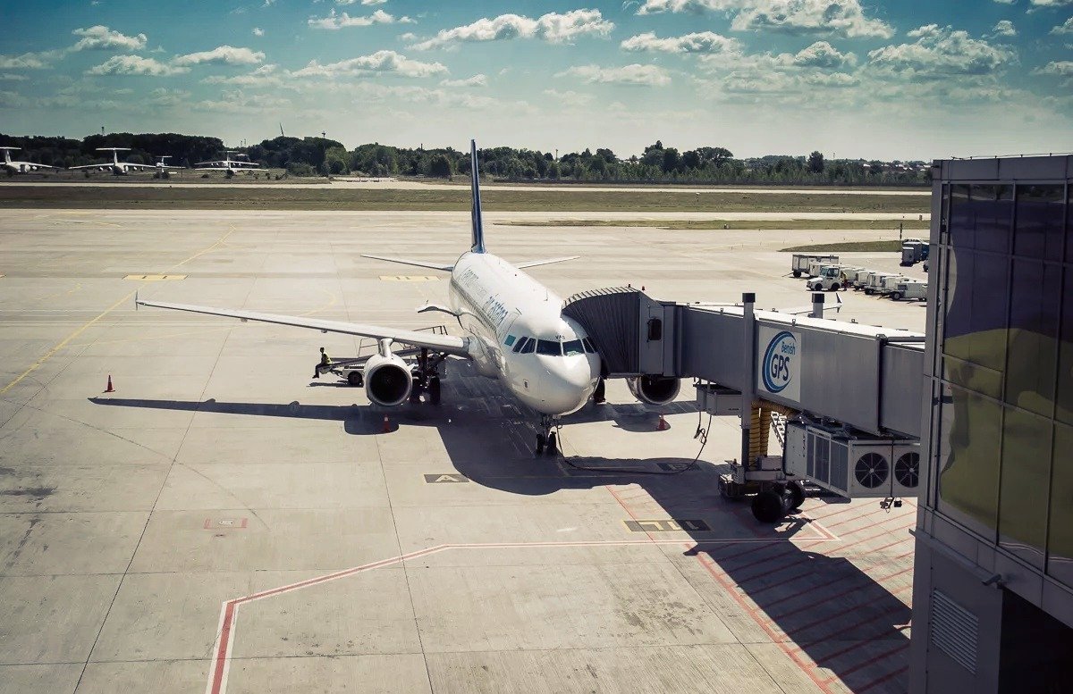 Самолет через. Телетрап в аэропорту Домодедово. Телетрап Шереметьево. A320 телетрап Шереметьево. Телескопический трап в аэропорту.