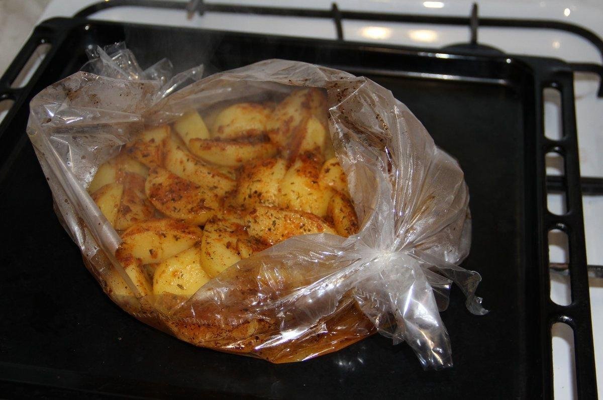 Сколько времени запекать в пакете. Картошка запеченная в рукаве в духовке. Картошка в рукаве для запекания. Рукав для запекания картофеля. Картошка в пакете в духовке.