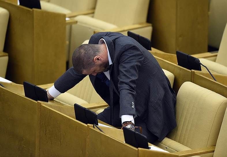 Депутаты госдумы. Депутаты госдумы. Депутаты госдумы. Депутат государственной думы работает ответ. Дума рф фото депутатов.