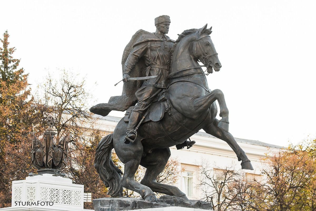 1 легендарный командир 112 башкирской. Памятник Шаймуратову в Уфе. Минигали Шаймуратов памятник в Уфе. Памятник Шаймуратову Советской Шаймуратову в Уфе. Памятник Шаймуратову на Советской площади.