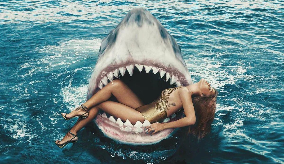 Девушка верхом на акуле