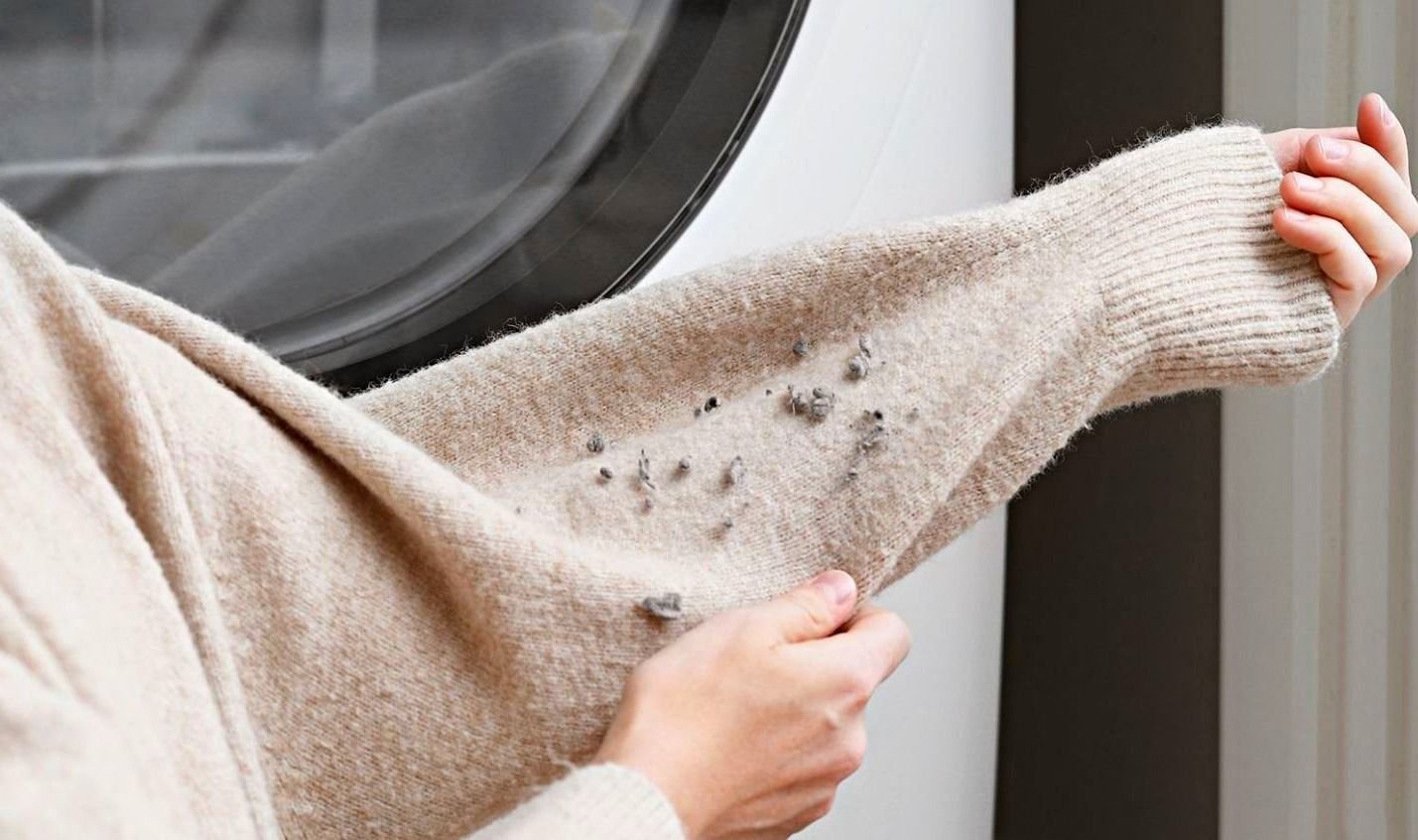 ткань с блестящими ворсинками. катышки на одежде. катышки на трикотаже. катышки на одежде. катышки на одежде.