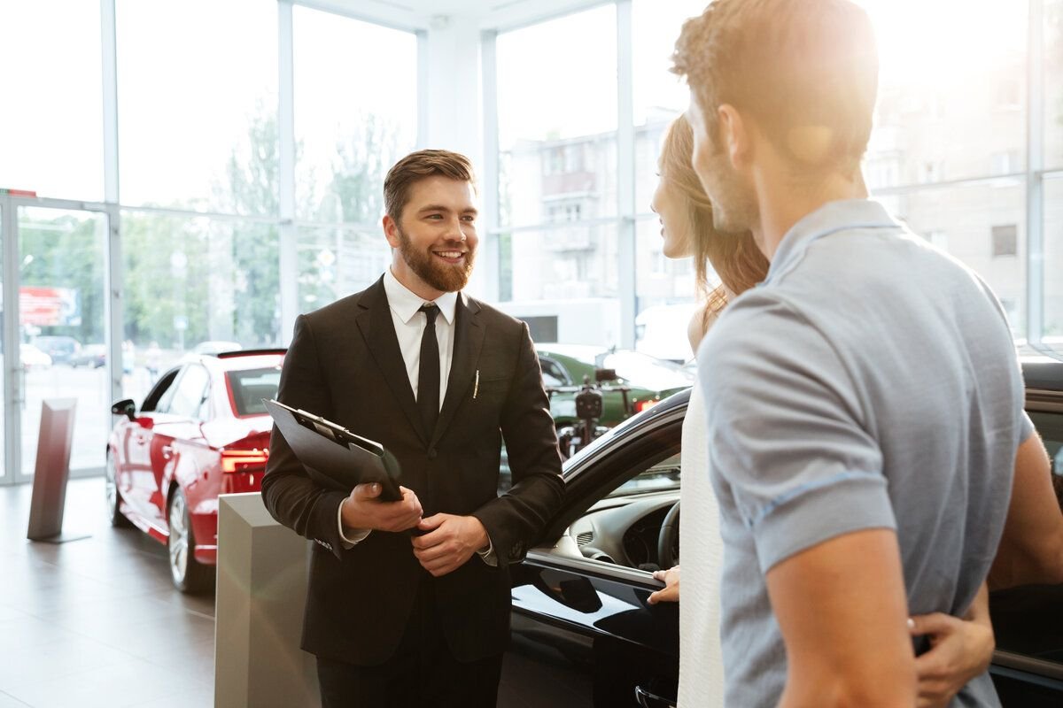 Надо бизнес. Salesman Toyota. Покупатель в автосалоне. Люди в автосалоне. Консультант в автосалоне.