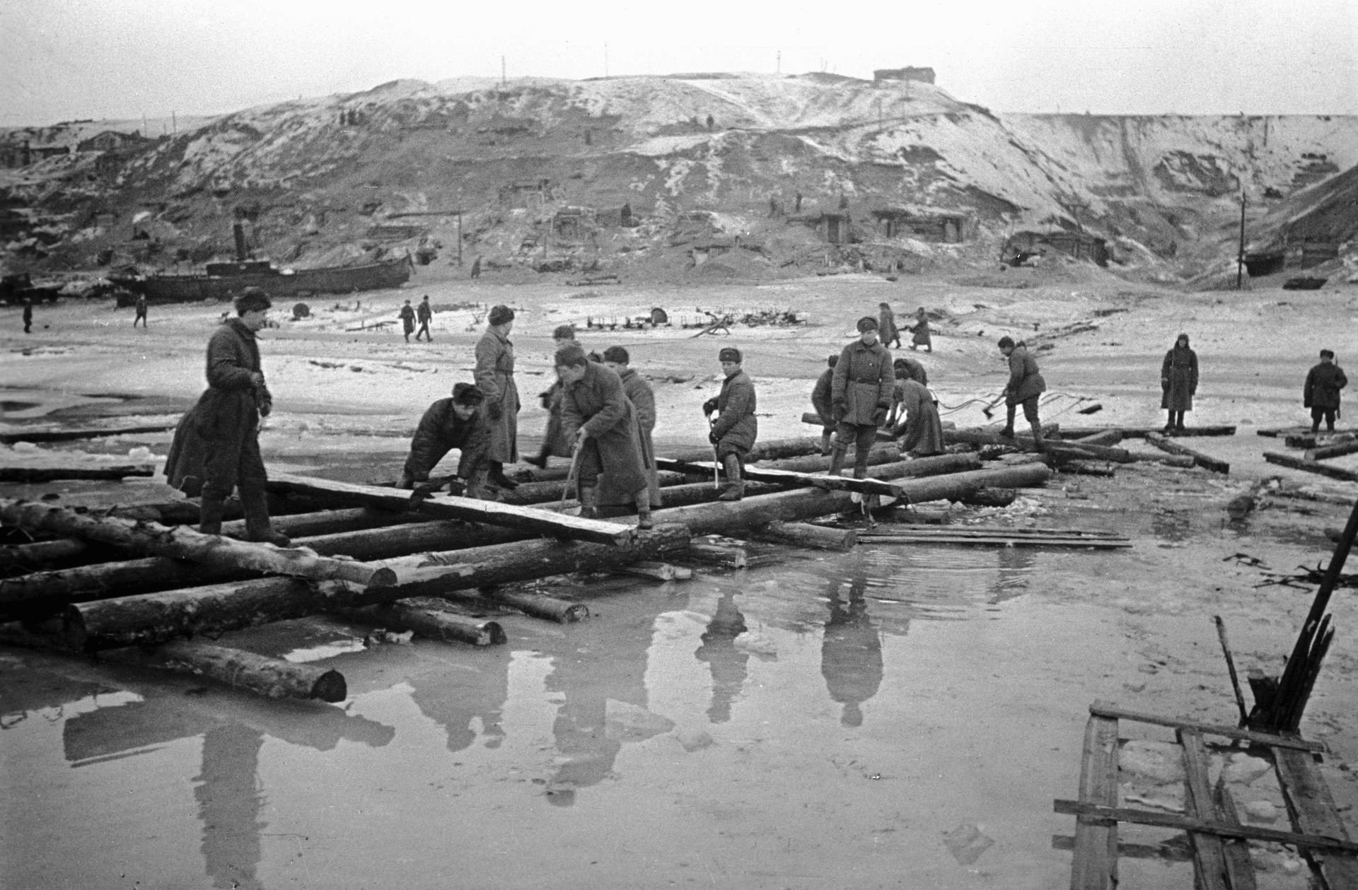 Вов через. Переправа через Волгу 1942. Переправа Сталинградской битвы. Сталинградская переправа 1942. Сталинград переправа через Волгу.