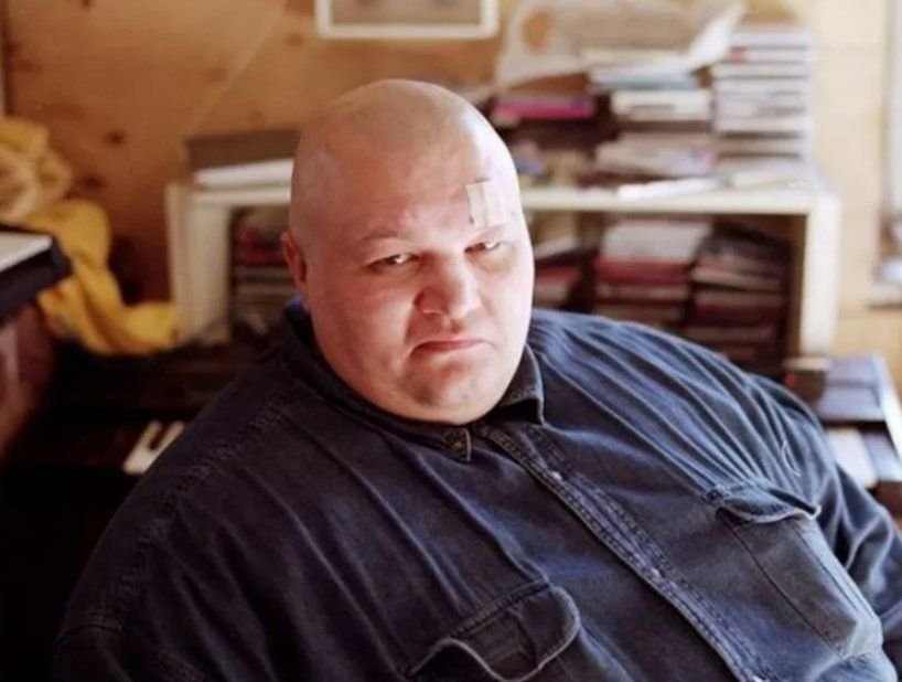 Лысый пухлый. Лысый пухлый. Семейка адамс дядя фестер. Лысый пухлый. Дядя фестер аддамс.