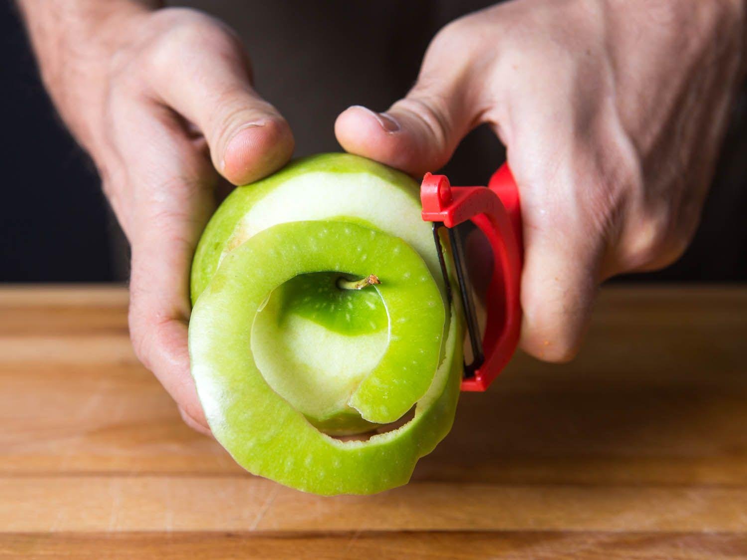 Очистки кожуры. Овощечистка для яблок. Начищенное яблоко. Кожура яблока. Очистить яблоко от кожуры.