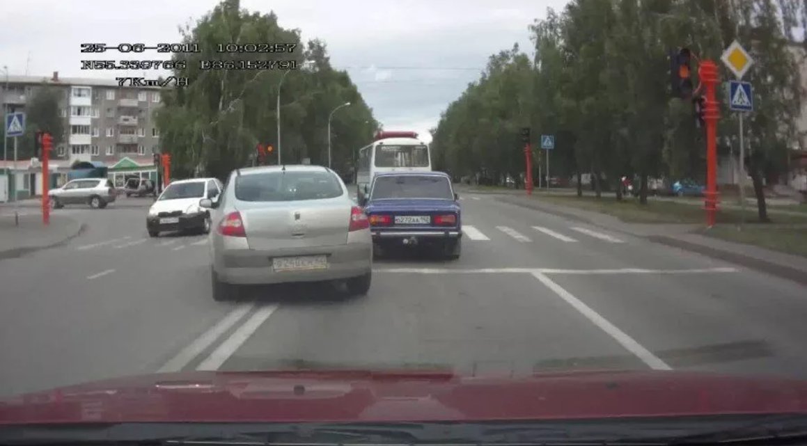 Переезд сплошной штраф. Пересечение лвойной спло. Пересечение двойной сплошной. Пересечение двойной сплошной штраф. Перекресток двойная сплошная линия.