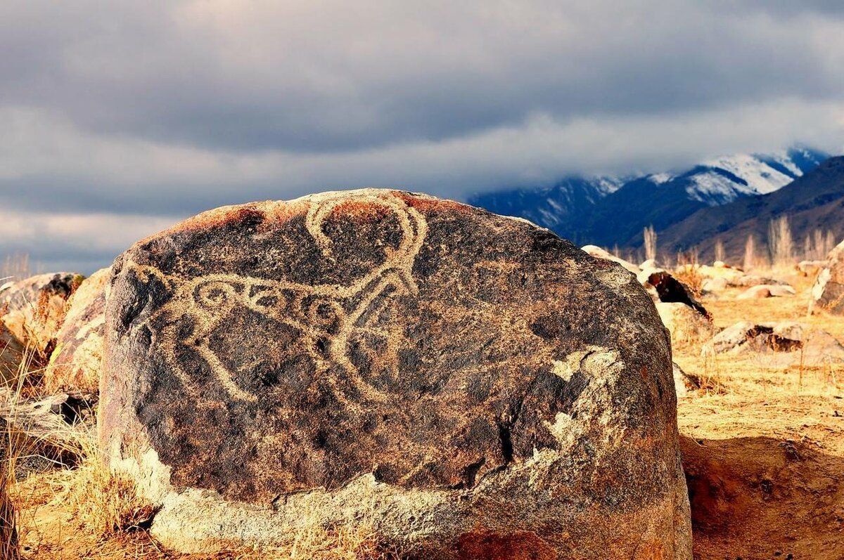 Петроглифы горный алтай фото