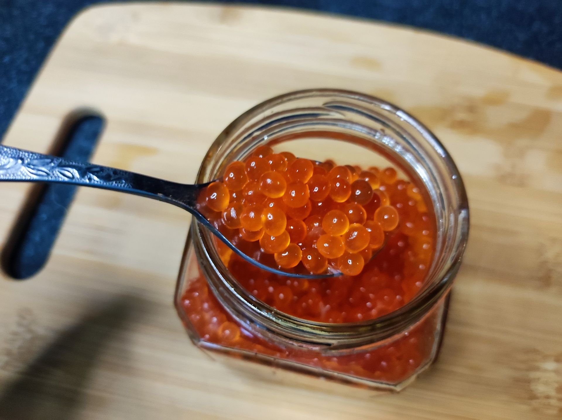 Как правильно посолить икру форели в домашних условиях. Икра из форели в домашних условиях. Простой способ посолить икру. Икра форели мелкая. Икра соленая.