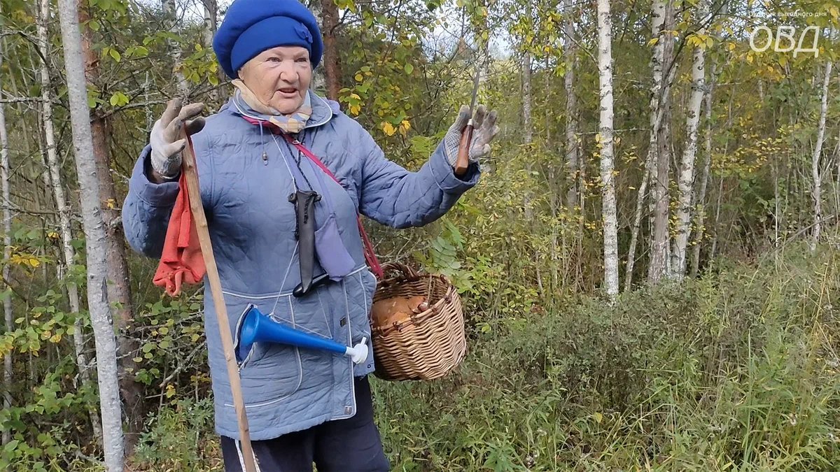 Встречайте бабушку. Бабушка в деревне. Бабки в странных нарядах. Заброшенные деревни Тульской области. Хэллоуин заброшенные леса.