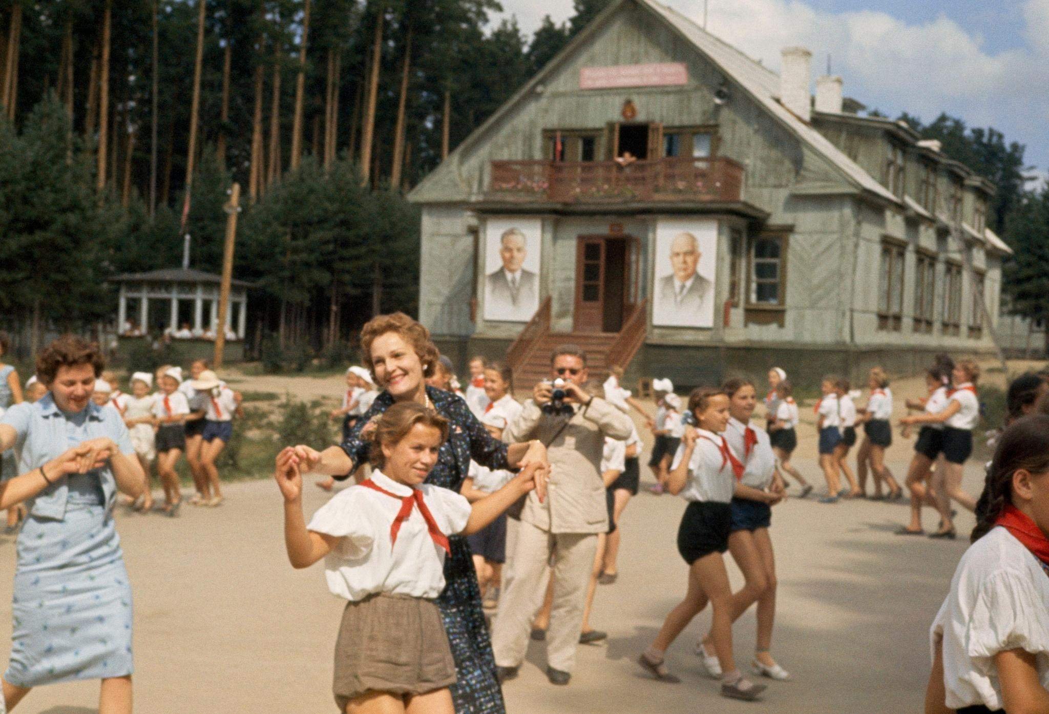 Пионерский фото и видео. Пионерлагерь Пионерский лагерь СССР. Пионерский спортивный лагерь СССР. Пионерский лагерь СССР 70 Х. Детство СССР пионерлагерь.