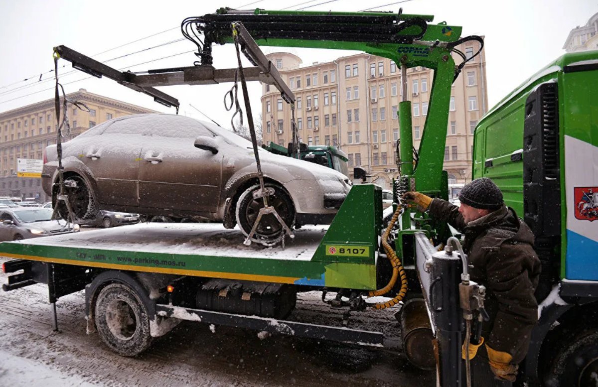 Эвакуировали машину со двора. Эвакуировали машину в москве закон. Эвакуировали машину со двора. Штрафстоянка мади. Авто на эвакуаторе зимой.