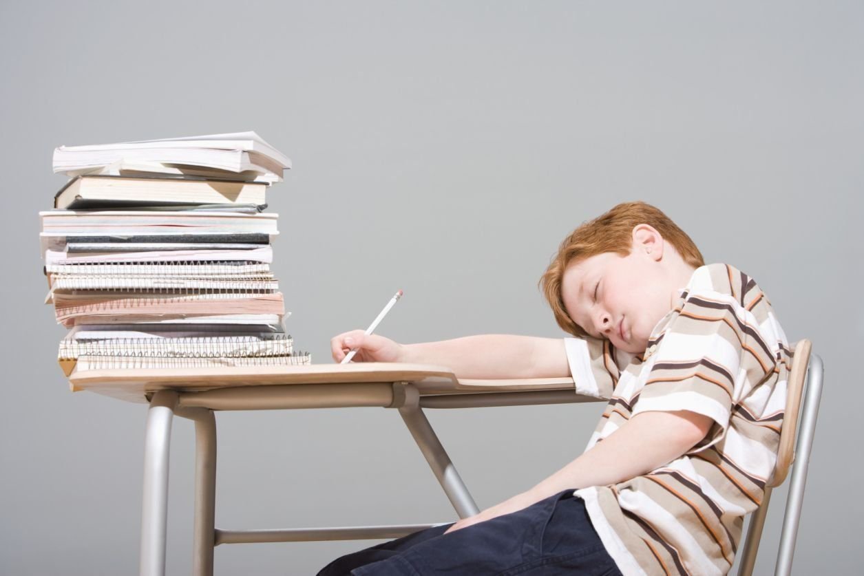 Почему ребенок устает. Утомляемость школьников. Уставшие дети в школе. Ленивый ученик. Усталость детей в школе.
