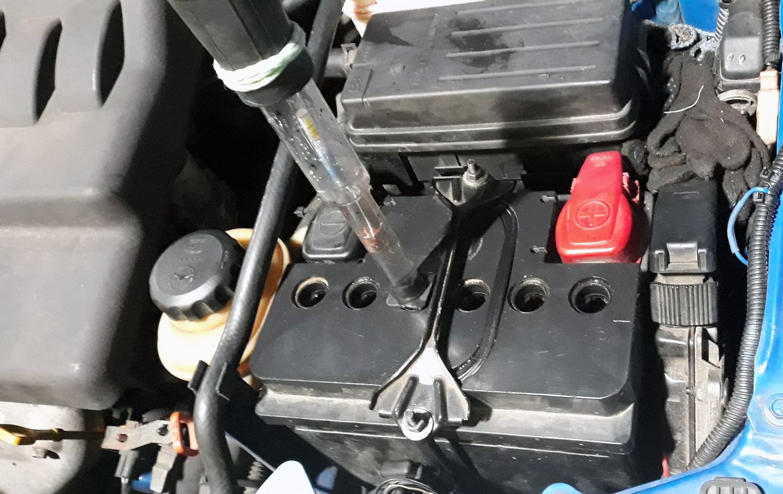 Закоротил аккумулятор. Признаки короткого замыкания в акб. Замкнул аккумулятор. Замерить ток утечки аккумулятора автомобиля. Ток утечки тестером на акб.