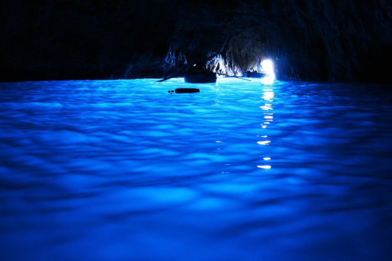 Ночная вода. Голубой грот (Grotto Azzurra), Италия:. Голубая пещера Окинава. Blue Grotto Capri. Голубая Лагуна Ямайка ночью.