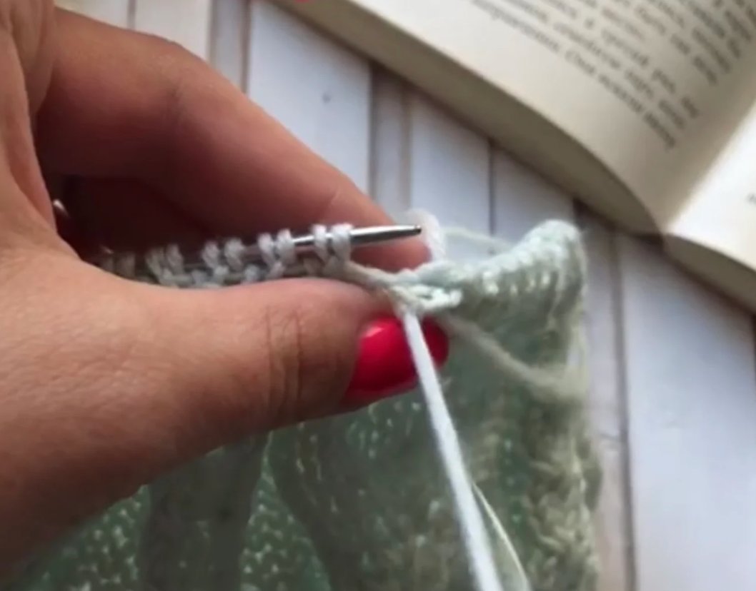 Закрыть петли полой резинки иглой