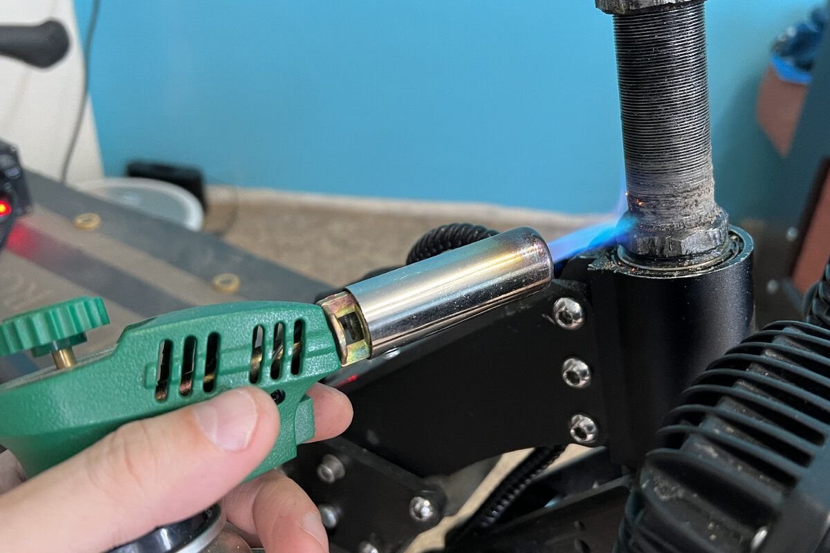 Приржавели болты бачка унитаза. Как открутить крепление. Эксцентрик minifix 15. Открутить бачок унитаза. Крепление задних ремней безопасности нива 21213 задний.