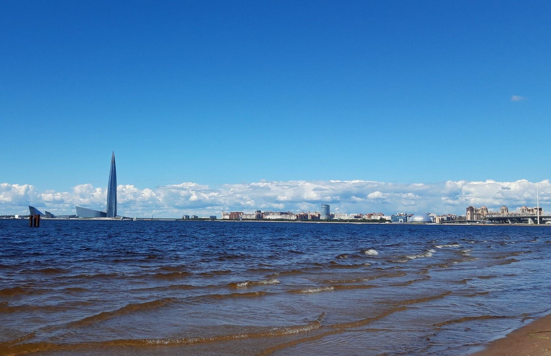 Какое море в питере. Пляж на финском заливе на Васильевском острове. Васильевский остров набережная финского залива. Финский залив набережная Питер. Финский залив Василеостровский район.