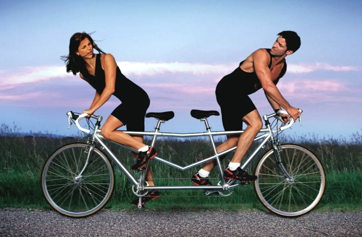Не складываются отношения с мужчинами. Мужчина иженшина на велосипеде. Парень с девушкой на велосипеде. Велосипед для двоих. Женщина на велосипеде.