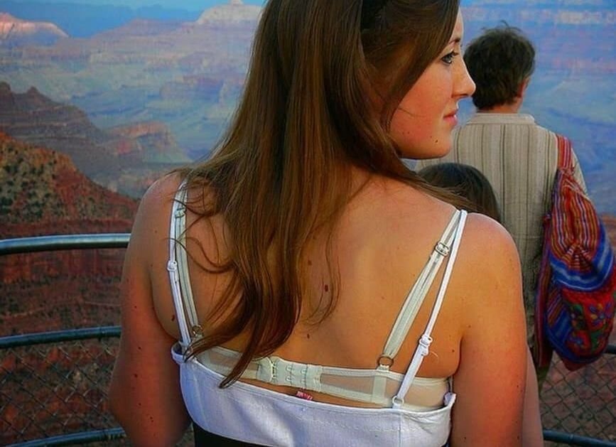 торчащий бюстгальтер. видна лифчик. рози хантингтон-уайтли на улице. лифчик торчит. видна лифчик.