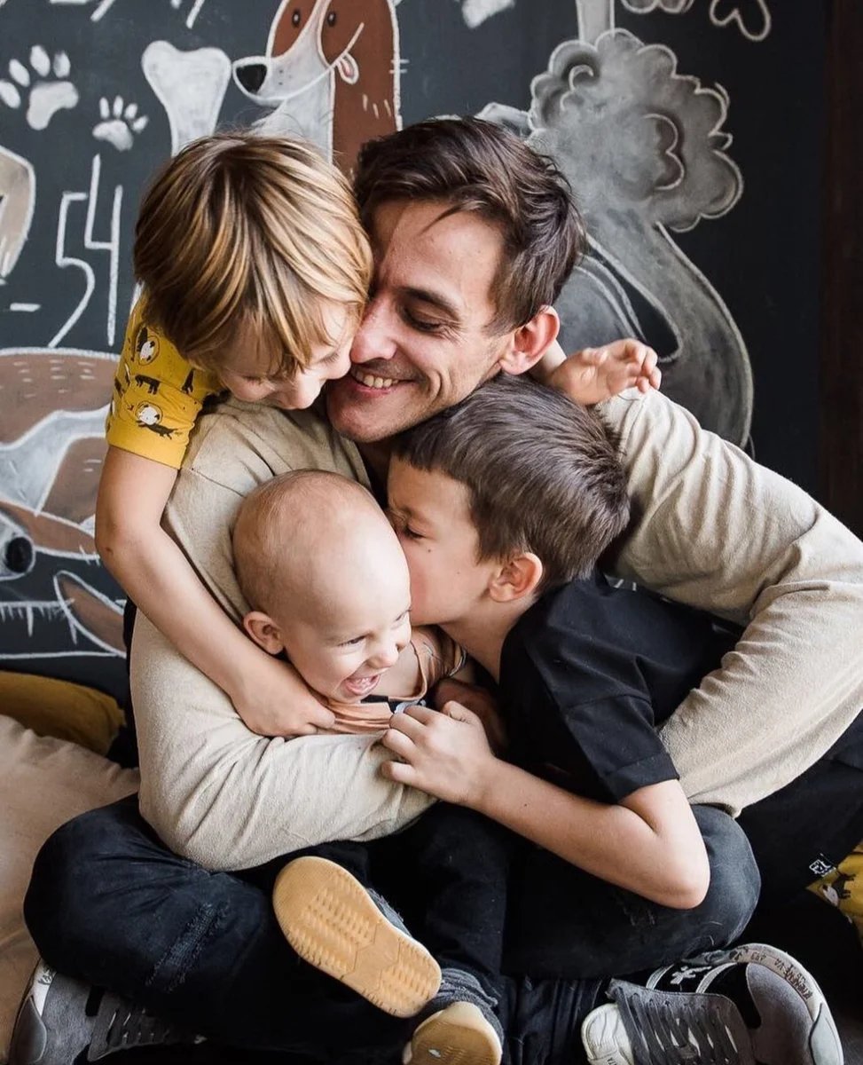 отец и сын. мужчина с ребенком. папа в 25 лет. папа в 25 лет. фотосессия отец и сын.