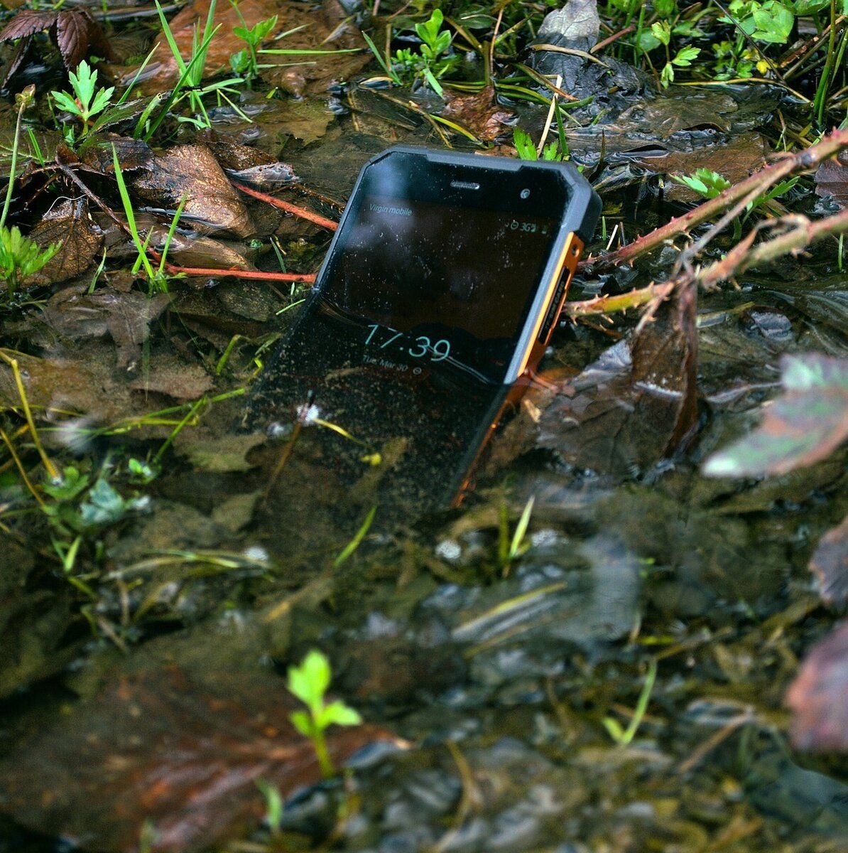 Самсунг попала вода. Телефон в воде. Смартфон под водой. Смартфон в воде. Утопленный телефон.