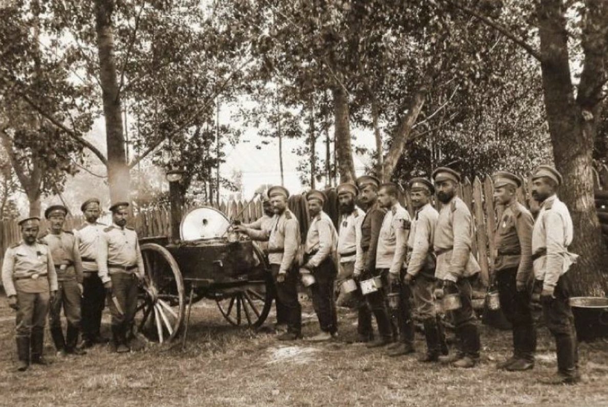 Первая полевая кухня. Полевые кухни в берлине 1945г. Первая полевая кухня. Полевые кухни в берлине 1945г. Первая полевая кухня.