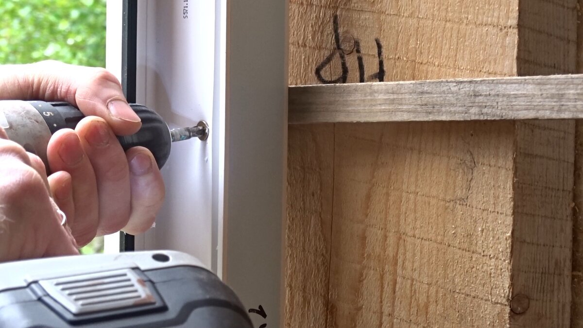 Крепление окон пвх. Как крепить деревянное окно. Схема монтажа пластиковых окон в деревянном доме. Монтаж окна пвх в деревянном доме. Как крепить деревянное окно.