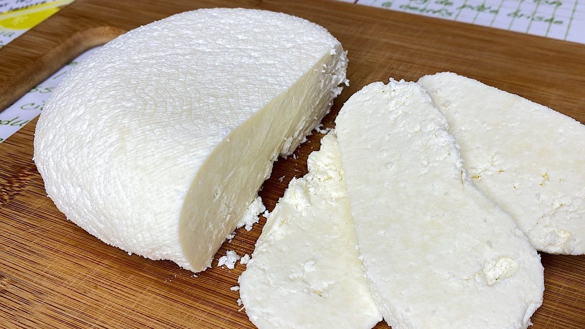 Рассольные сыры брынза. Домашний сыр с дырочками. Как сделать домашнюю брынзу из коровьего. Брынза соленая. Домашний сыр из коровьего молока.