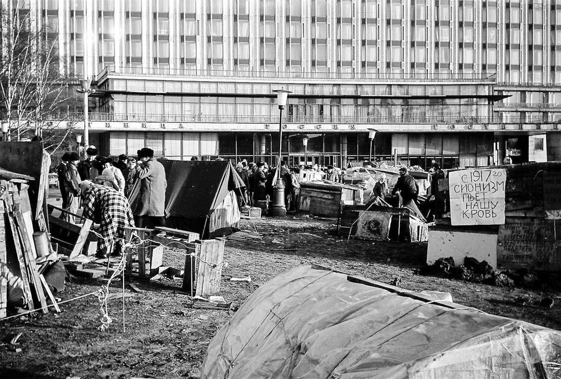 Ссср в 1990 году. Москва в 1990-е. Сенная площадь 1990е. Палаточный городок в Москве 1990. Палаточный городок у Кремля 1990 год.