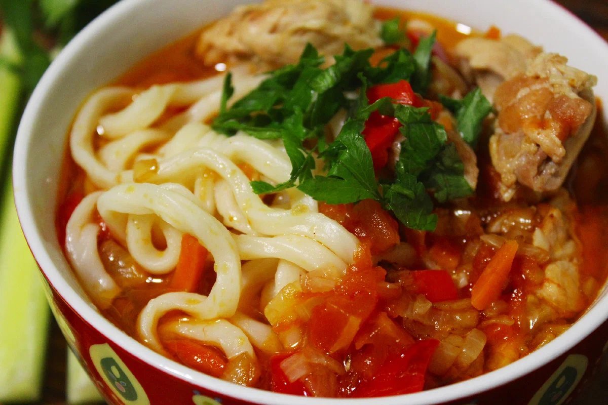 Лагман приготовление. Узбекские первые блюда лагман. Алтайская кухня национальные блюда лагман.